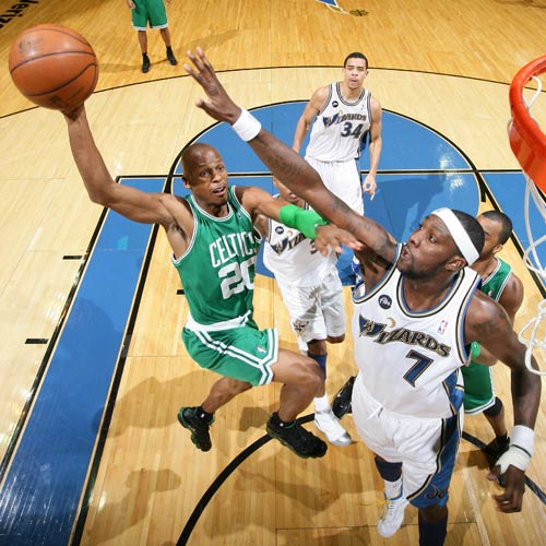 他的肩宽臂 他的肩宽臂